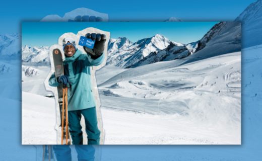Photo de promotion du Magic Pass avec un homme tenant des skis et le Magic Pass dans ses mains. 
