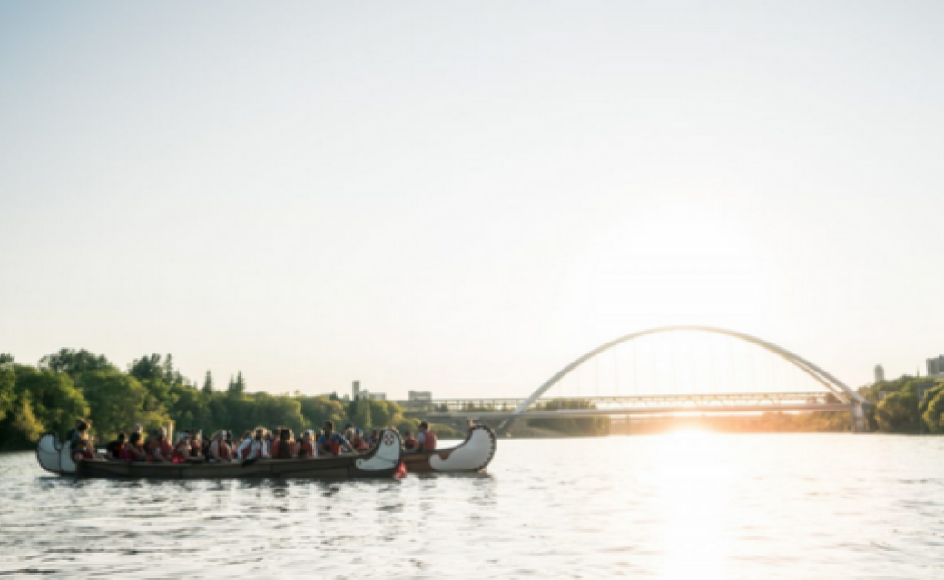 Groupe de personnes en canoé à Edmonton - Canada
