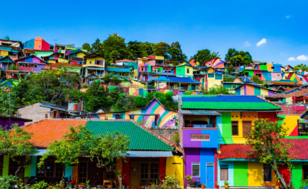 Source : Adobe Stock - HaniSantosa  - Kampung Pelangi Indonésie.png