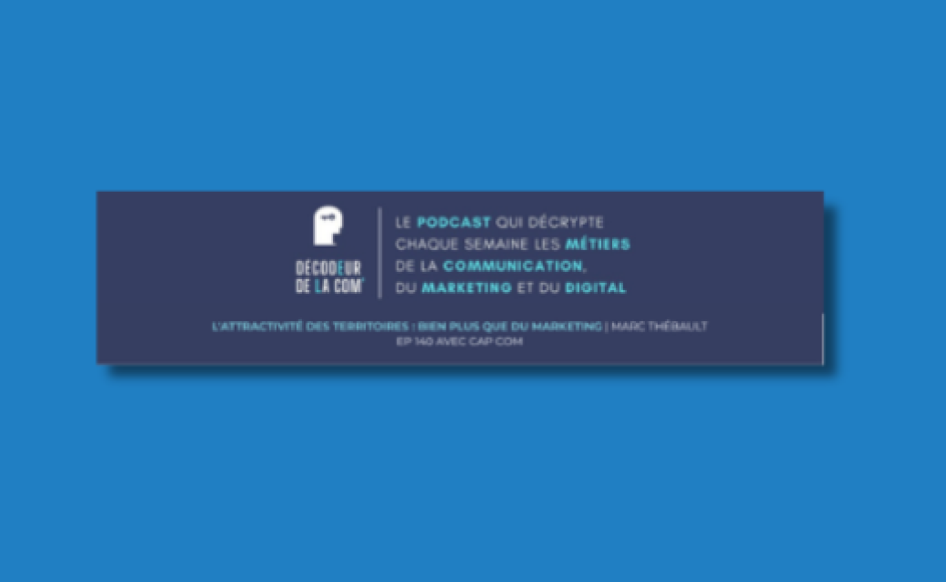 Logo du podcast Décodeur de la Com avec l'inscription "Le podcast qui décrypte chaque semaine les métiers de la communication, du marketing et du digital" ainsi que le nom de l'épisode "L'attractivité des territoires : bien plus que du marketing"